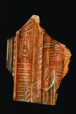 Morceau de tuile avec dessin à la craie blanche